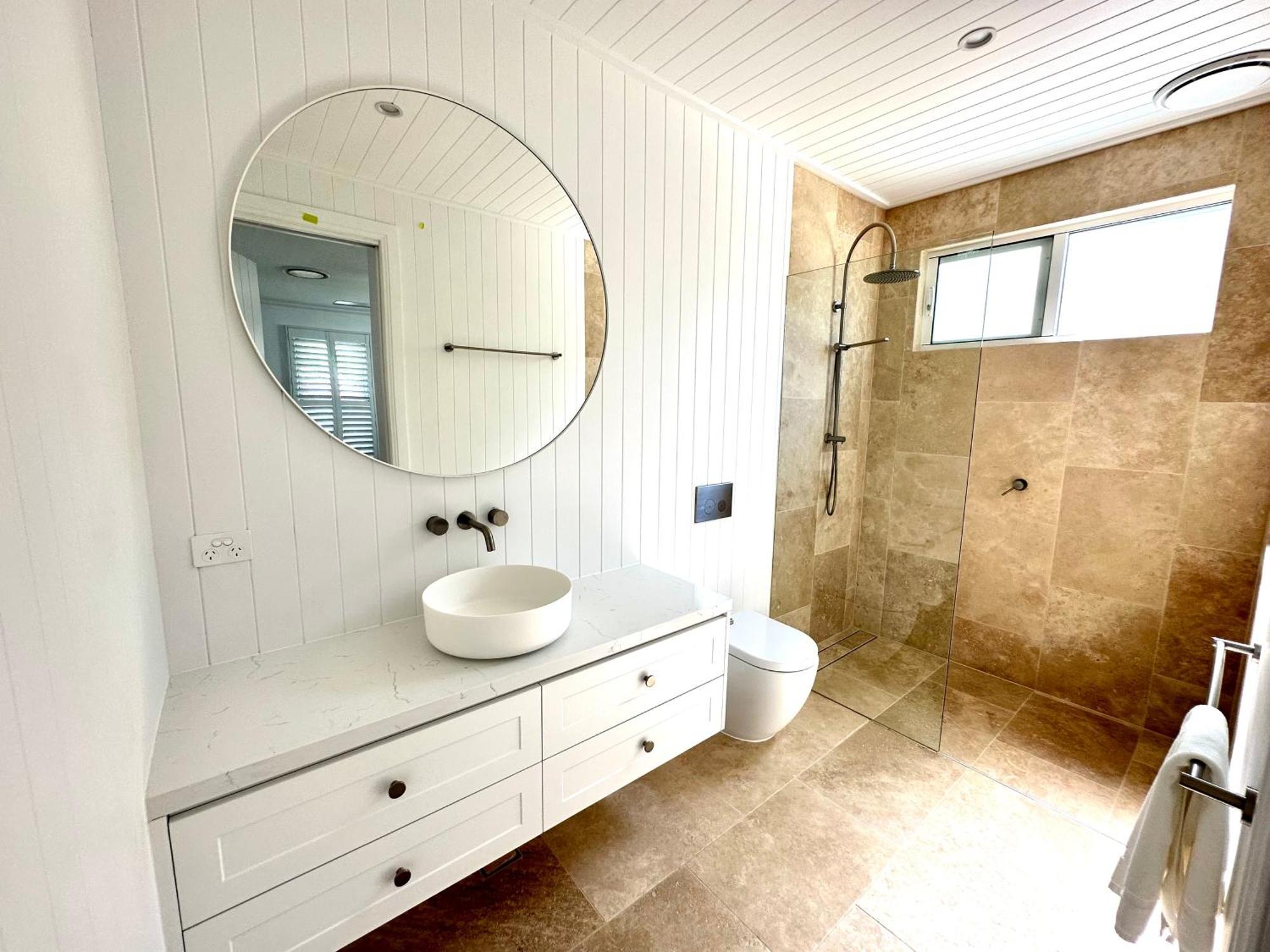 Unwind Guesthouse خليج بيرون المظهر الخارجي الصورة